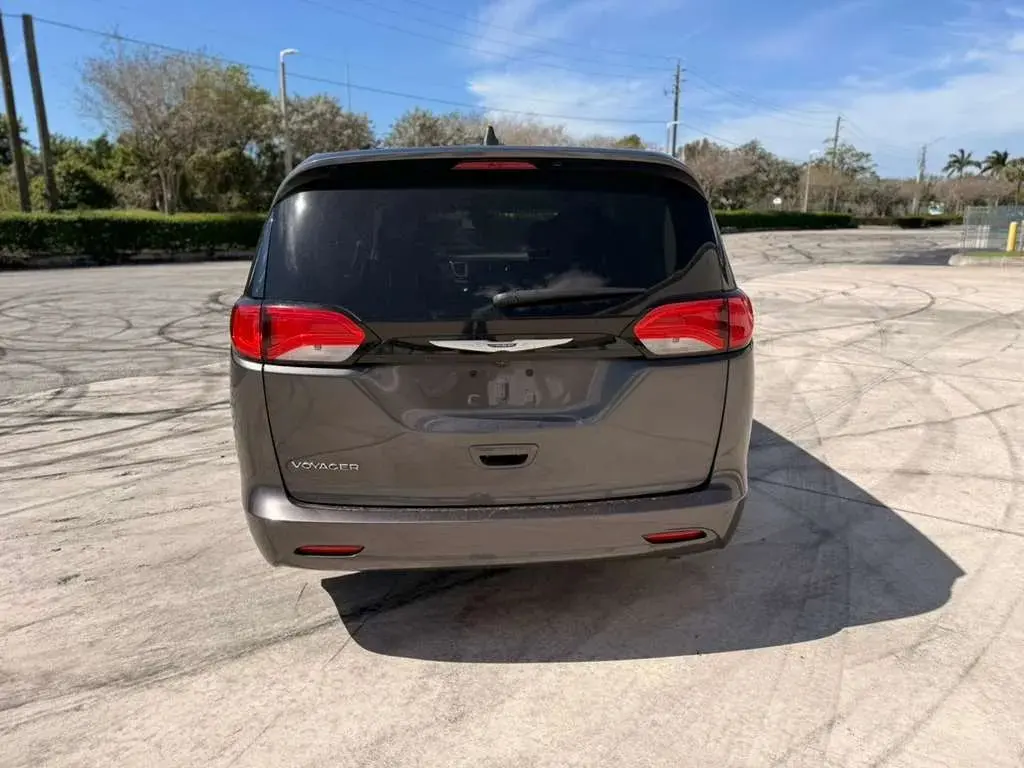 2023 Chrysler Voyager LX photo 5