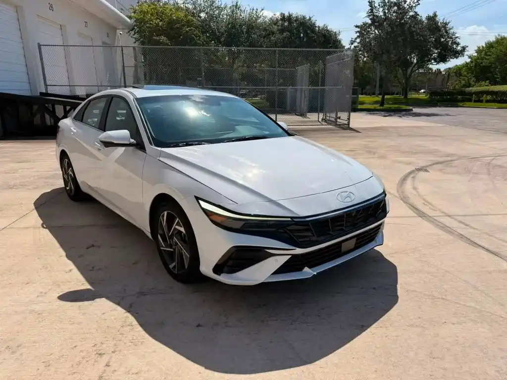2024 Hyundai Elantra 2.0 Limited IVT's photo