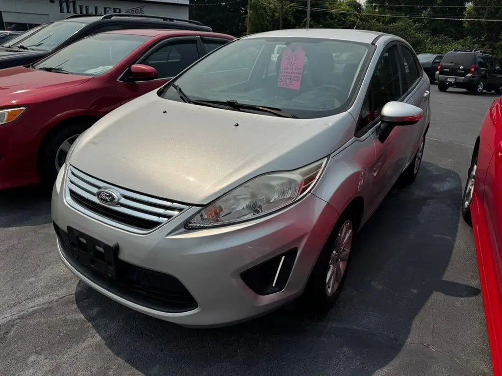 2013 Ford Fiesta SE Sedan's photo
