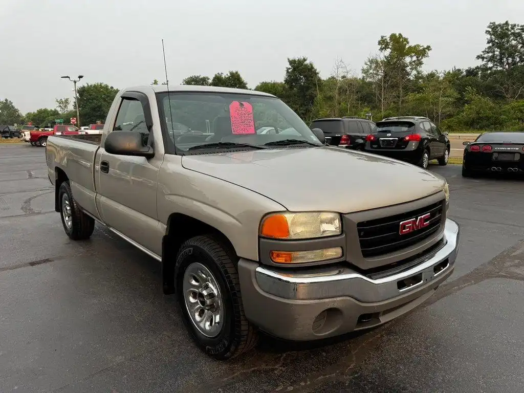 2005 GMC Sierra 4WD Regular Cab 8-ft Work Truck Pkg's photo