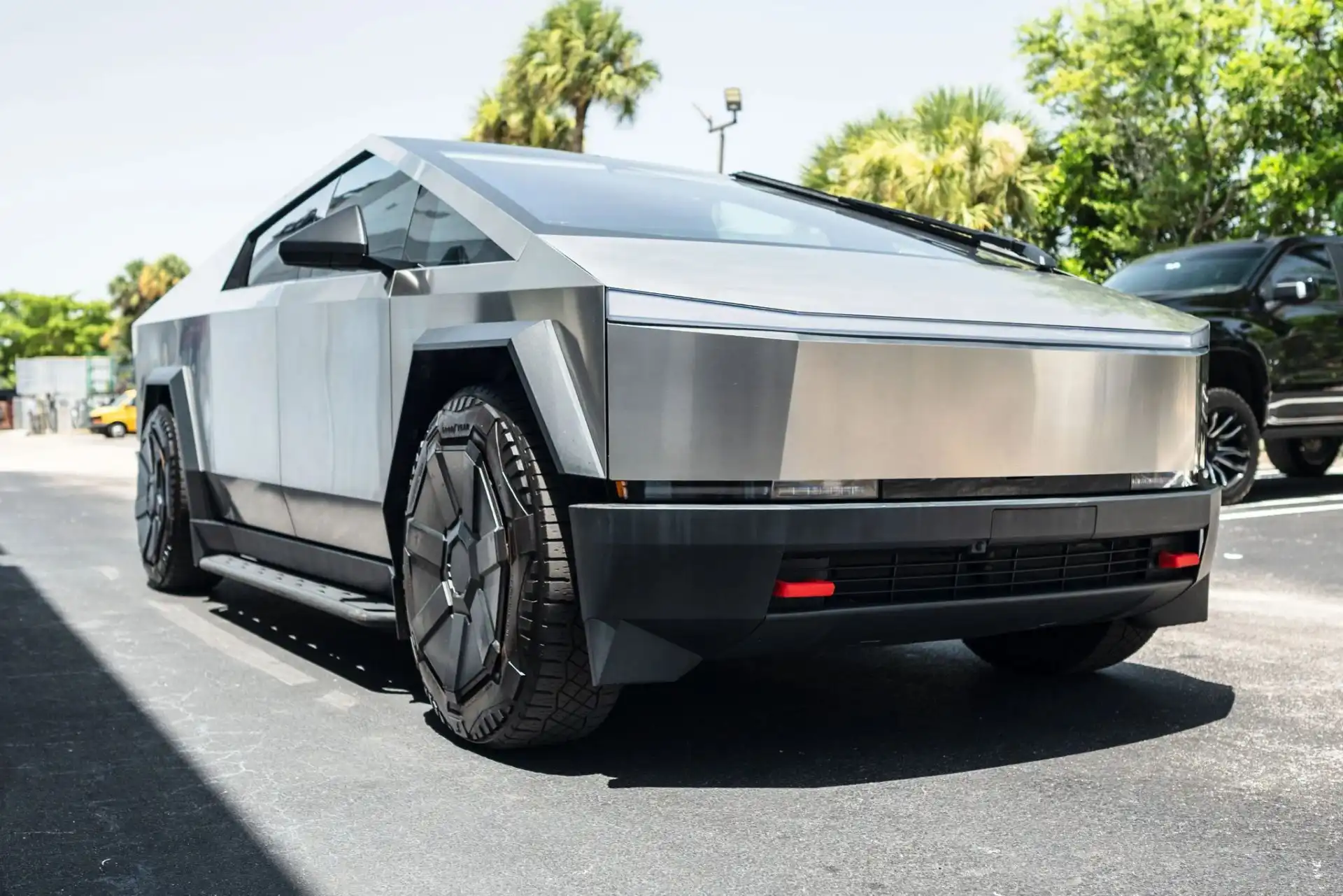 2024 Tesla Cybertruck All-Wheel Drive's photo