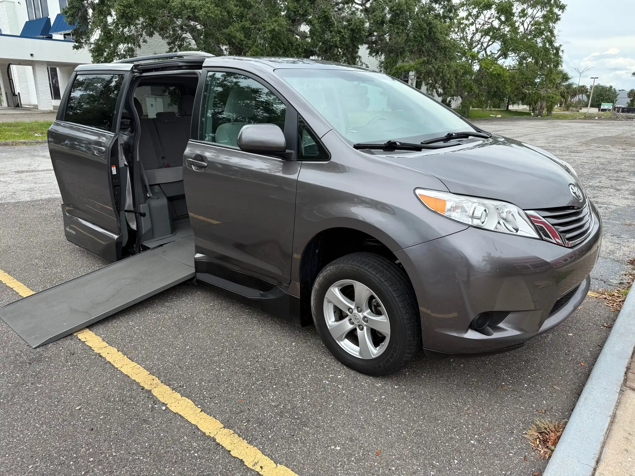 2017 Toyota Sienna LE V6 7-Passenger Access Seat's photo