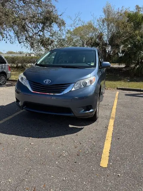 2015 Toyota Sienna LE V6 7-Passenger Access Seat's photo