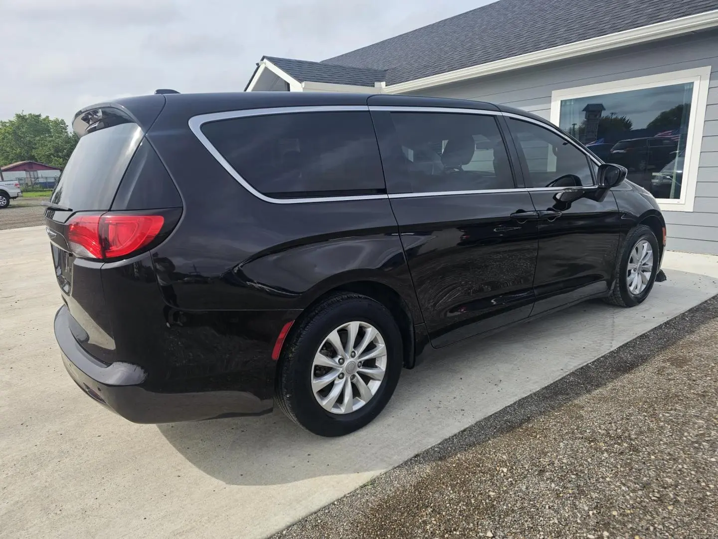 2018 Chrysler Pacifica LX photo 3