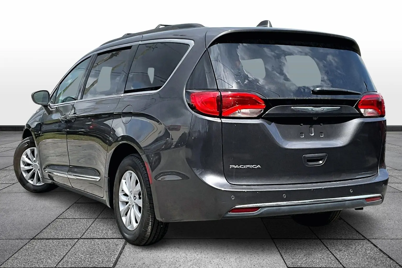 2017 Chrysler Pacifica Touring-L photo 4