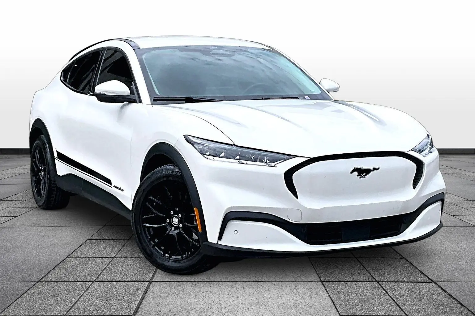 2022 Ford Mustang-Mach-e Select photo 3