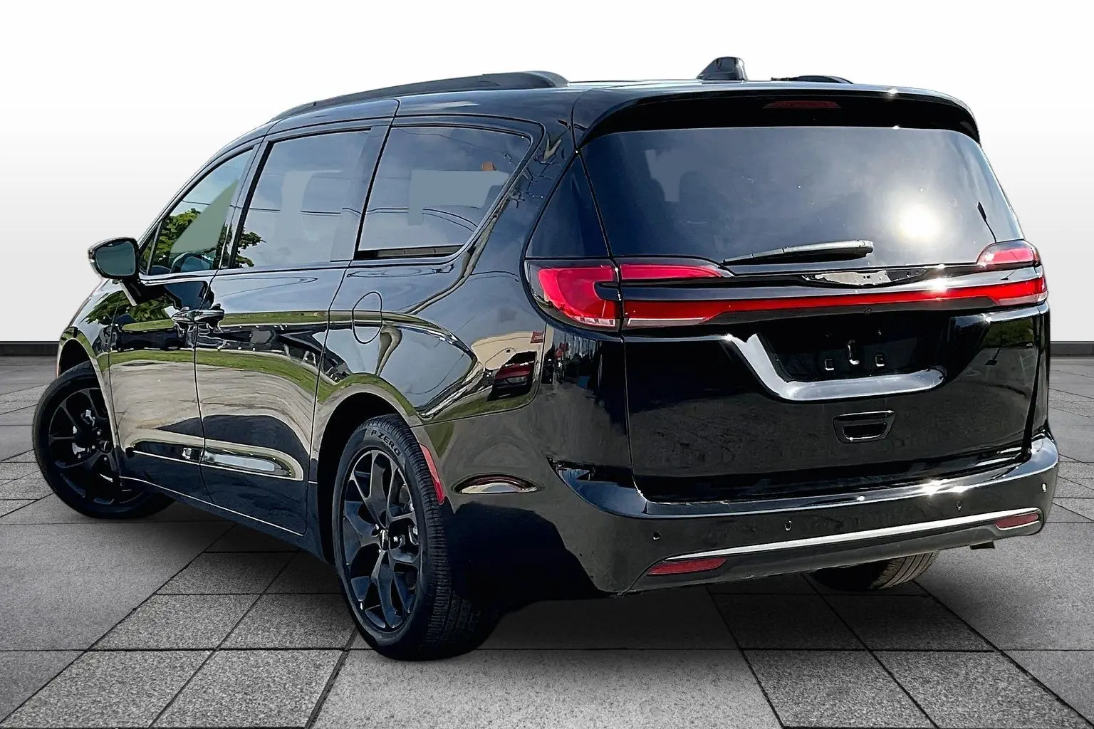 2025 Chrysler Pacifica Limited photo 4