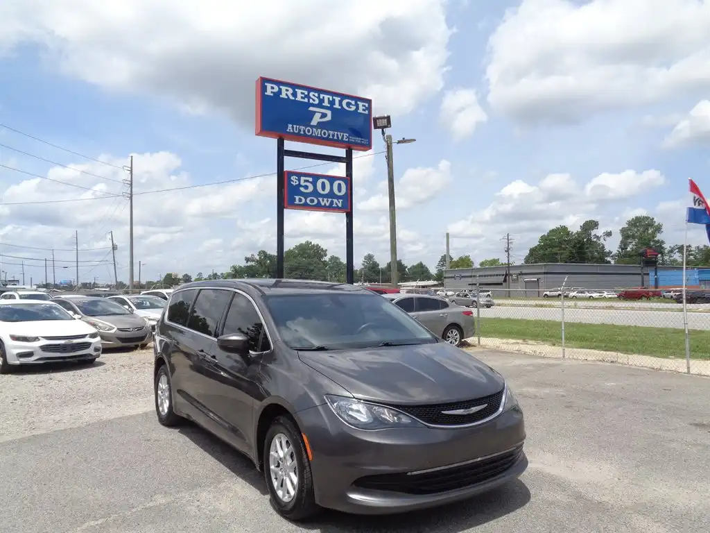 2017 Chrysler Pacifica Touring's photo