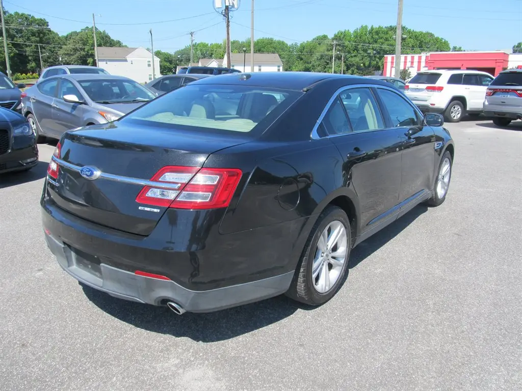 2015 Ford Taurus SE FWD photo 4