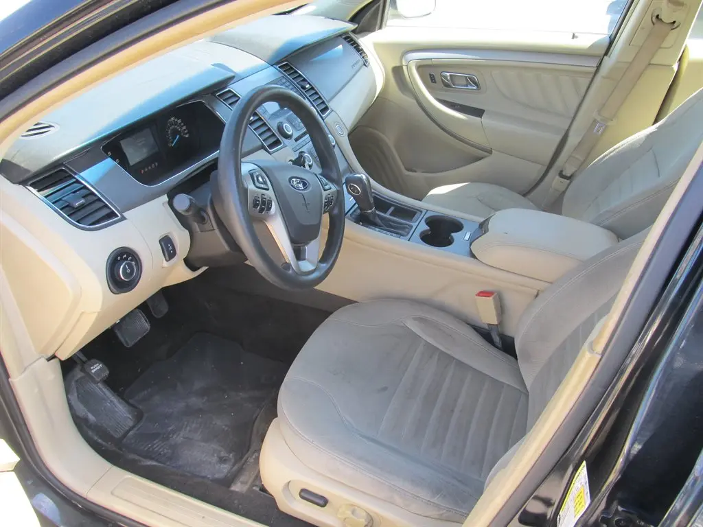2015 Ford Taurus SE FWD photo 3
