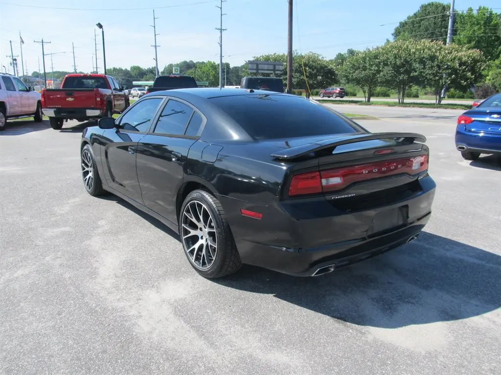 2013 Dodge Charger SXT photo 4