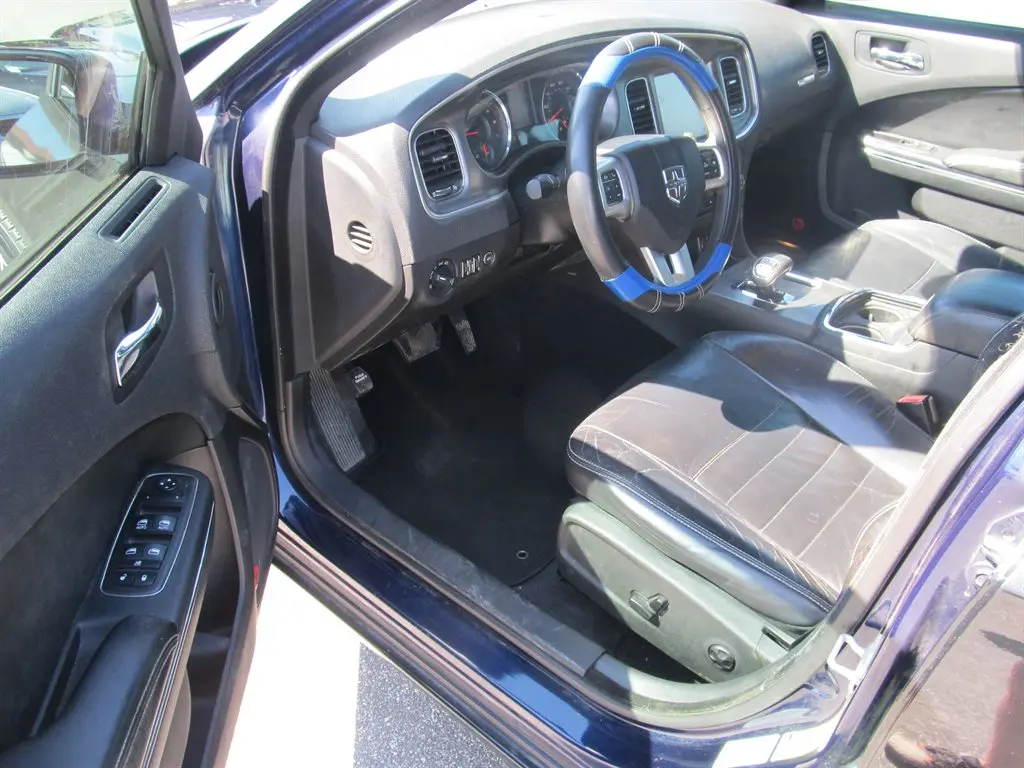 2013 Dodge Charger SXT photo 3