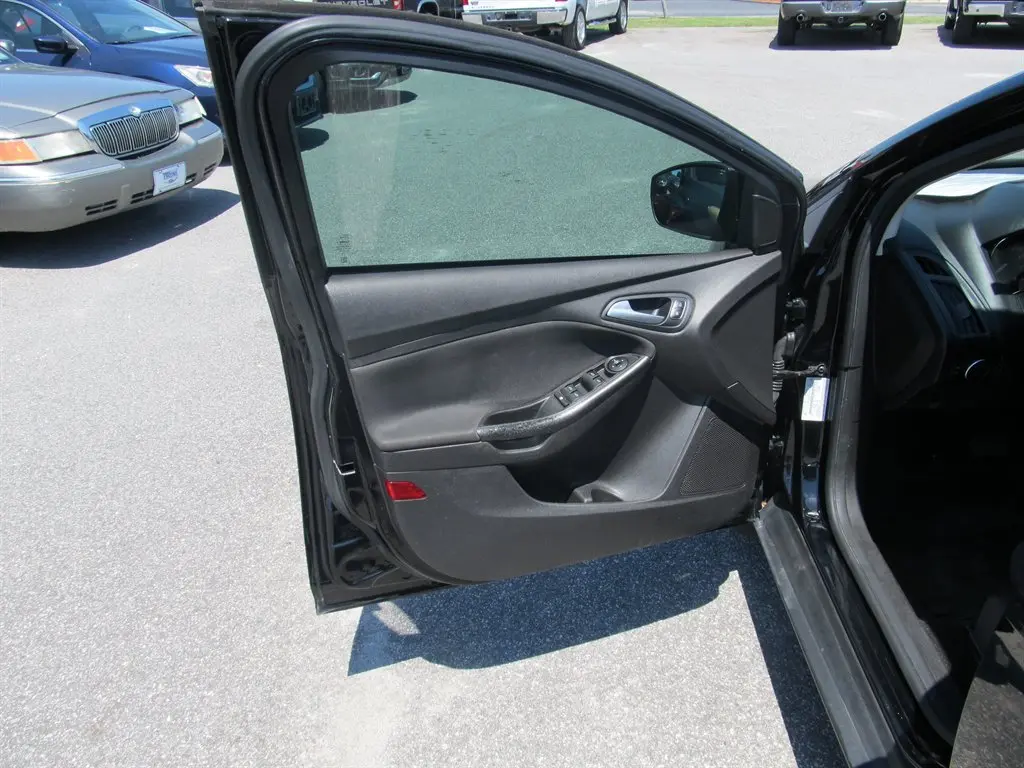 2018 Ford Focus Hatch SEL photo 5