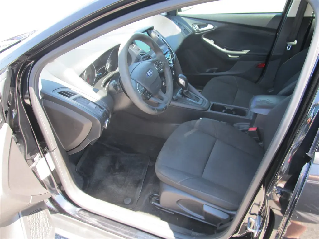 2018 Ford Focus Hatch SEL photo 3