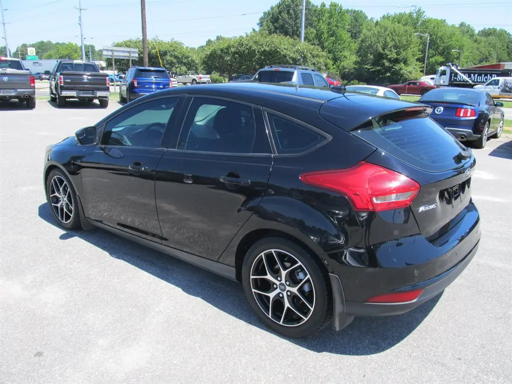 2018 Ford Focus Hatch SEL photo 4