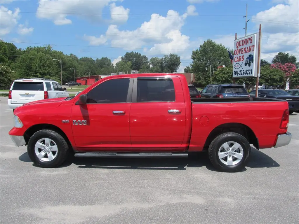 2017 RAM 1500 SLT 4WD Crew Cab 5'7 photo 3