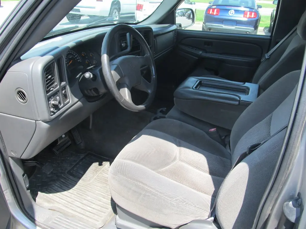 2004 Chevrolet Silverado 1500 Extended Cab SWB photo 3