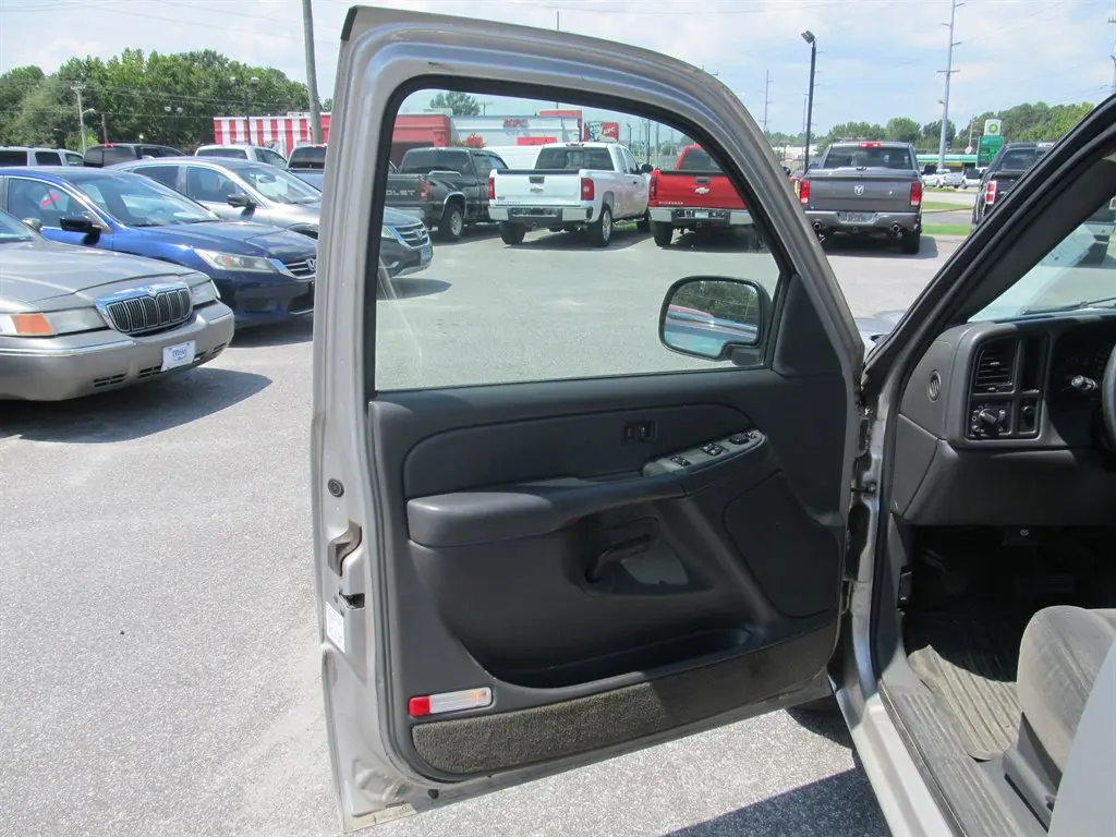 2004 Chevrolet Silverado 1500 Extended Cab SWB photo 5