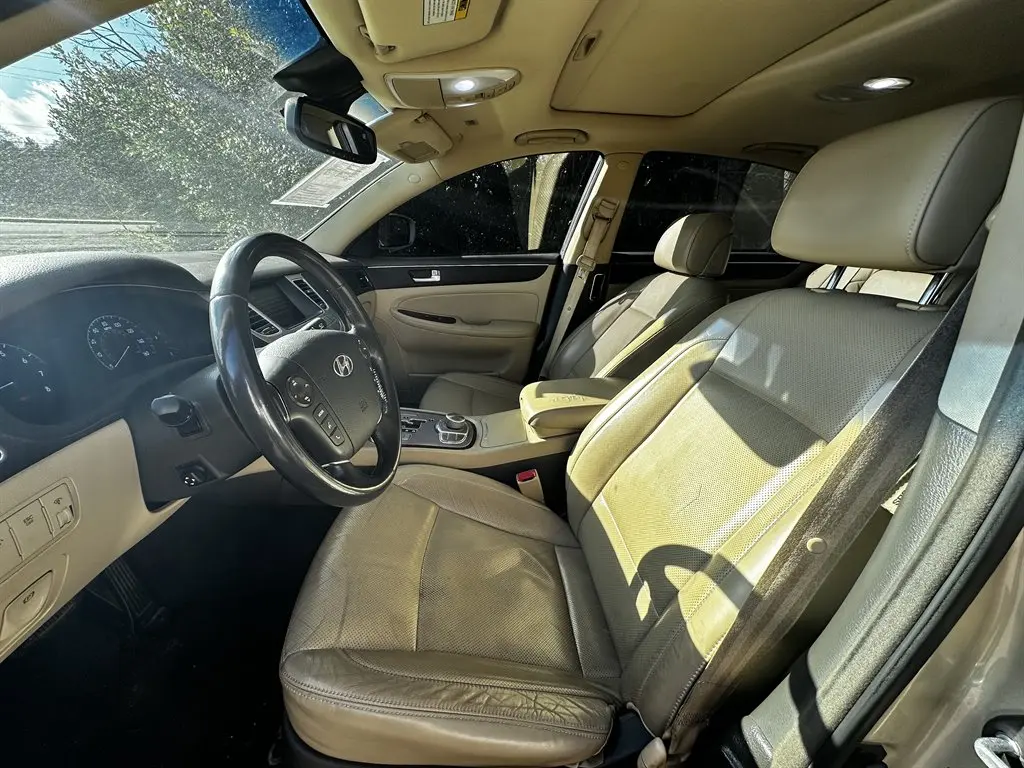2012 Hyundai Genesis 3.8 photo 3