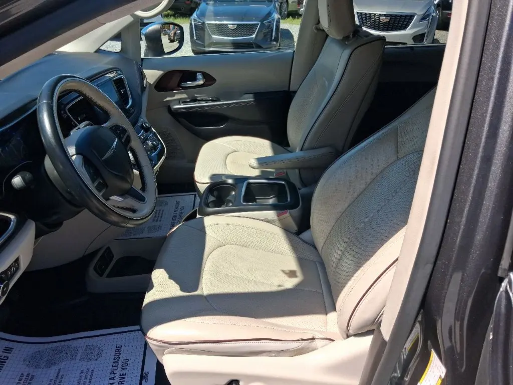 2017 Chrysler Pacifica Limited photo 3