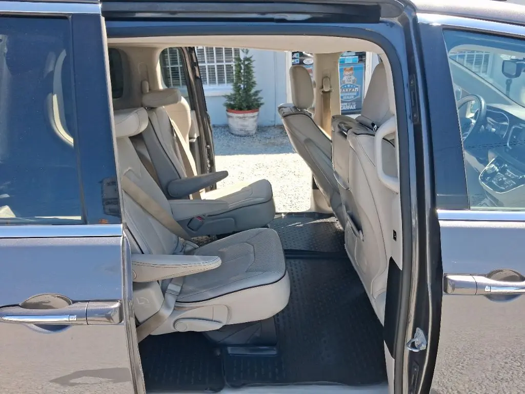 2017 Chrysler Pacifica Limited photo 5