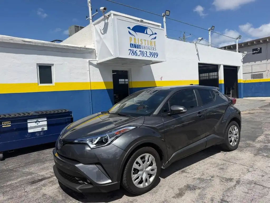 2019 Toyota C-HR LE's photo