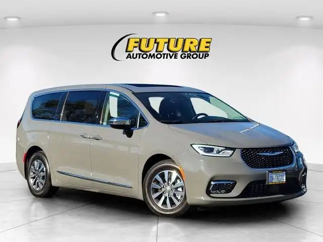 2023 Chrysler Pacifica Hybrid Limited Hybrid's photo