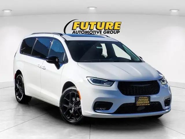 2026 Chrysler Pacifica Limited AWD's photo