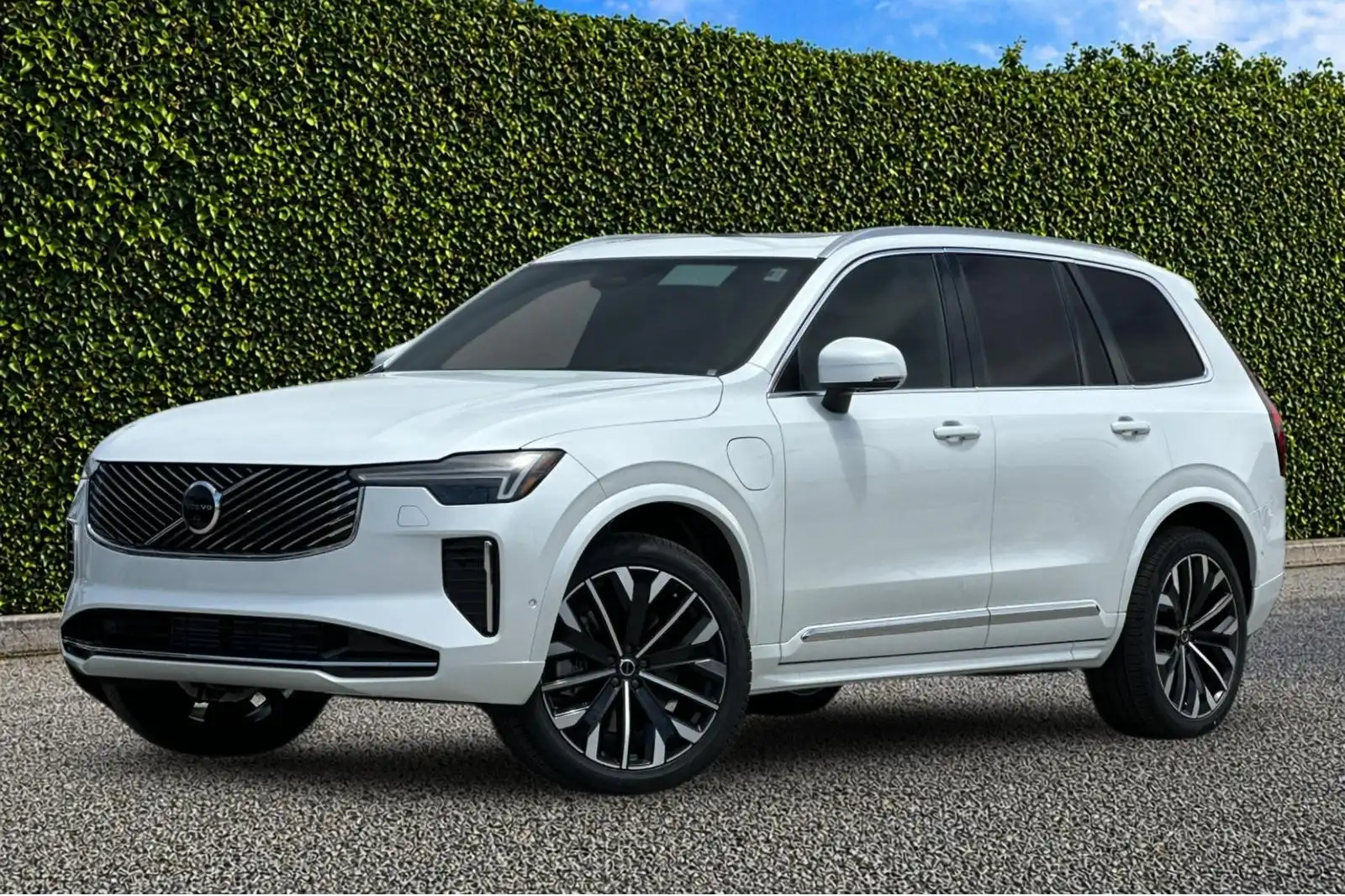 2026 Volvo XC90 T8 Recharge Ultra Bright 4WD's photo