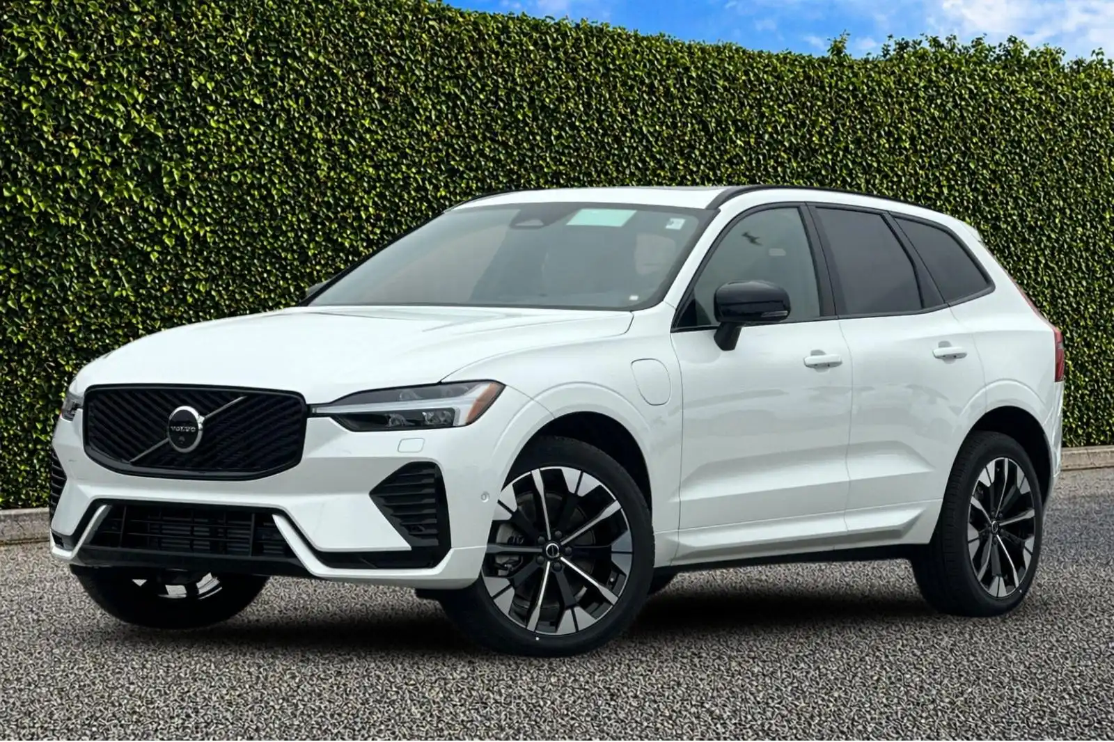 2026 Volvo XC60 T8 Plus Dark AWD's photo