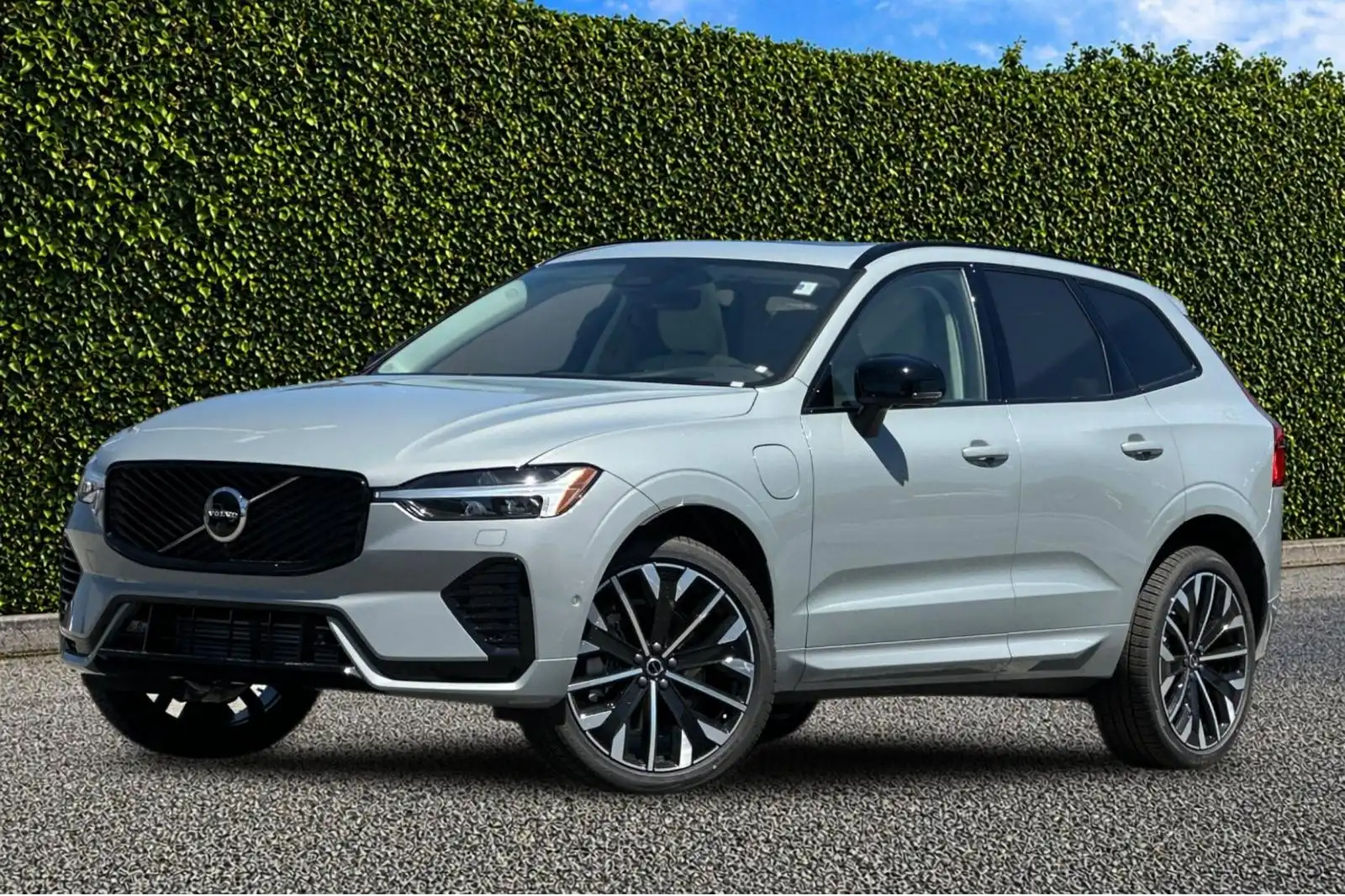 2026 Volvo XC60 T8 Ultra Dark AWD's photo
