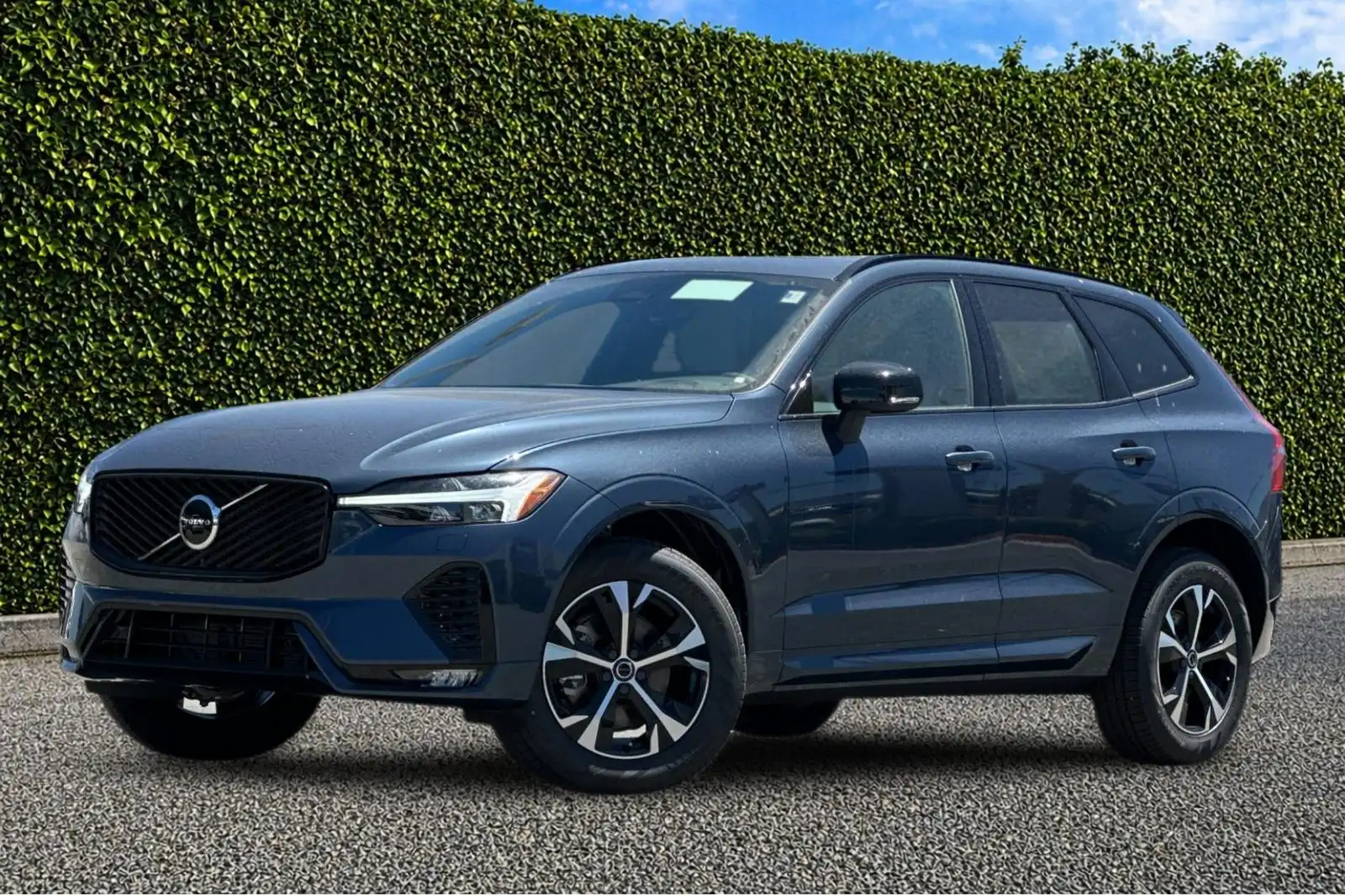 2026 Volvo XC60 B5 Core Dark AWD's photo