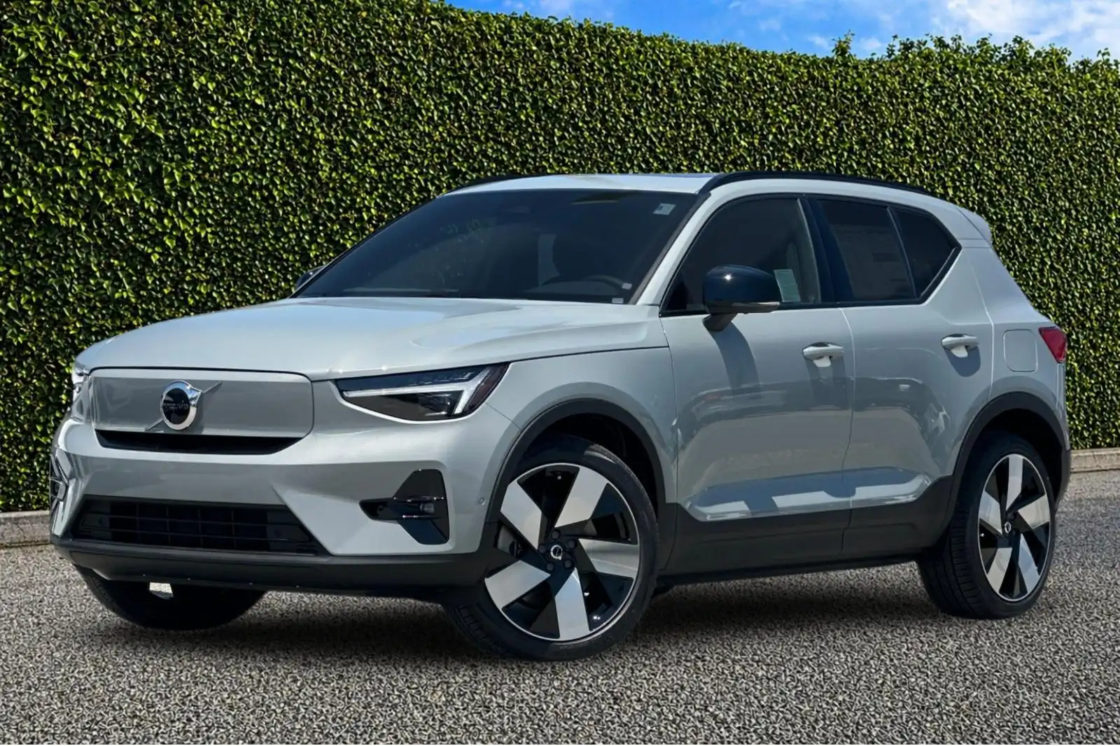 2026 Volvo EX40 Single Motor Extended Range Plus's photo