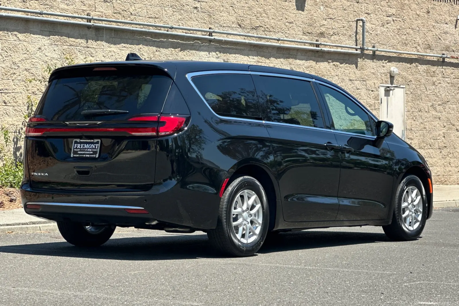 2027 Chrysler Pacifica Select photo 3