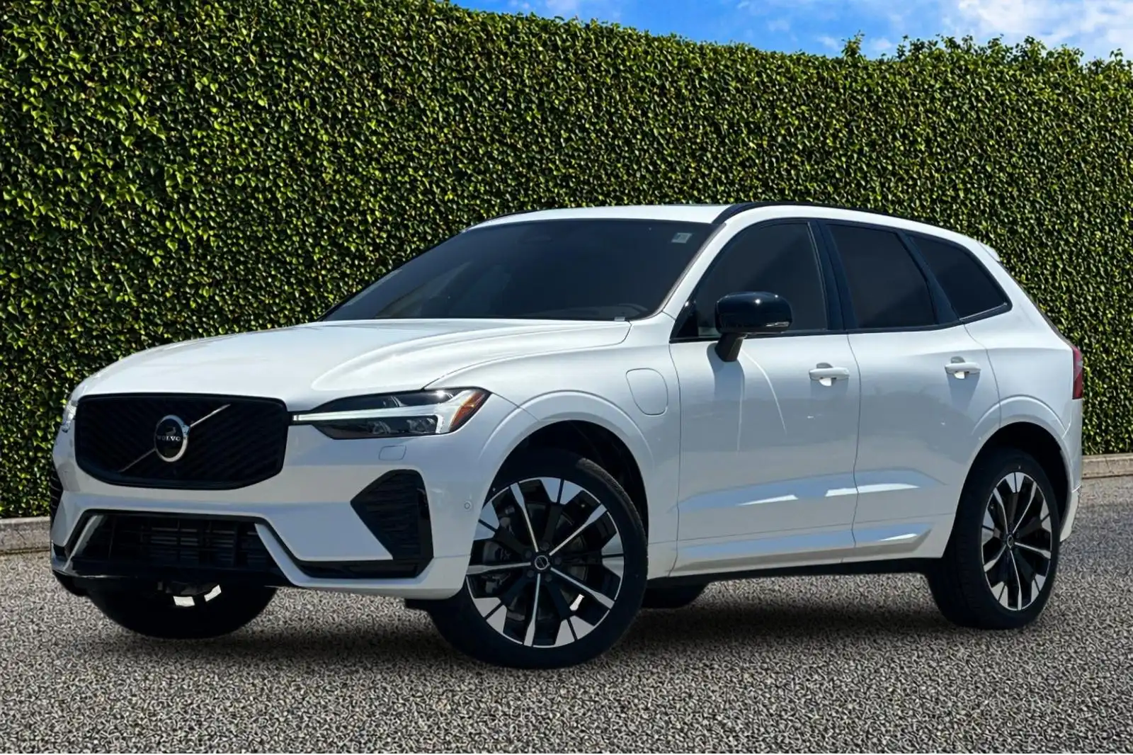 2026 Volvo XC60 T8 Plus Dark AWD's photo