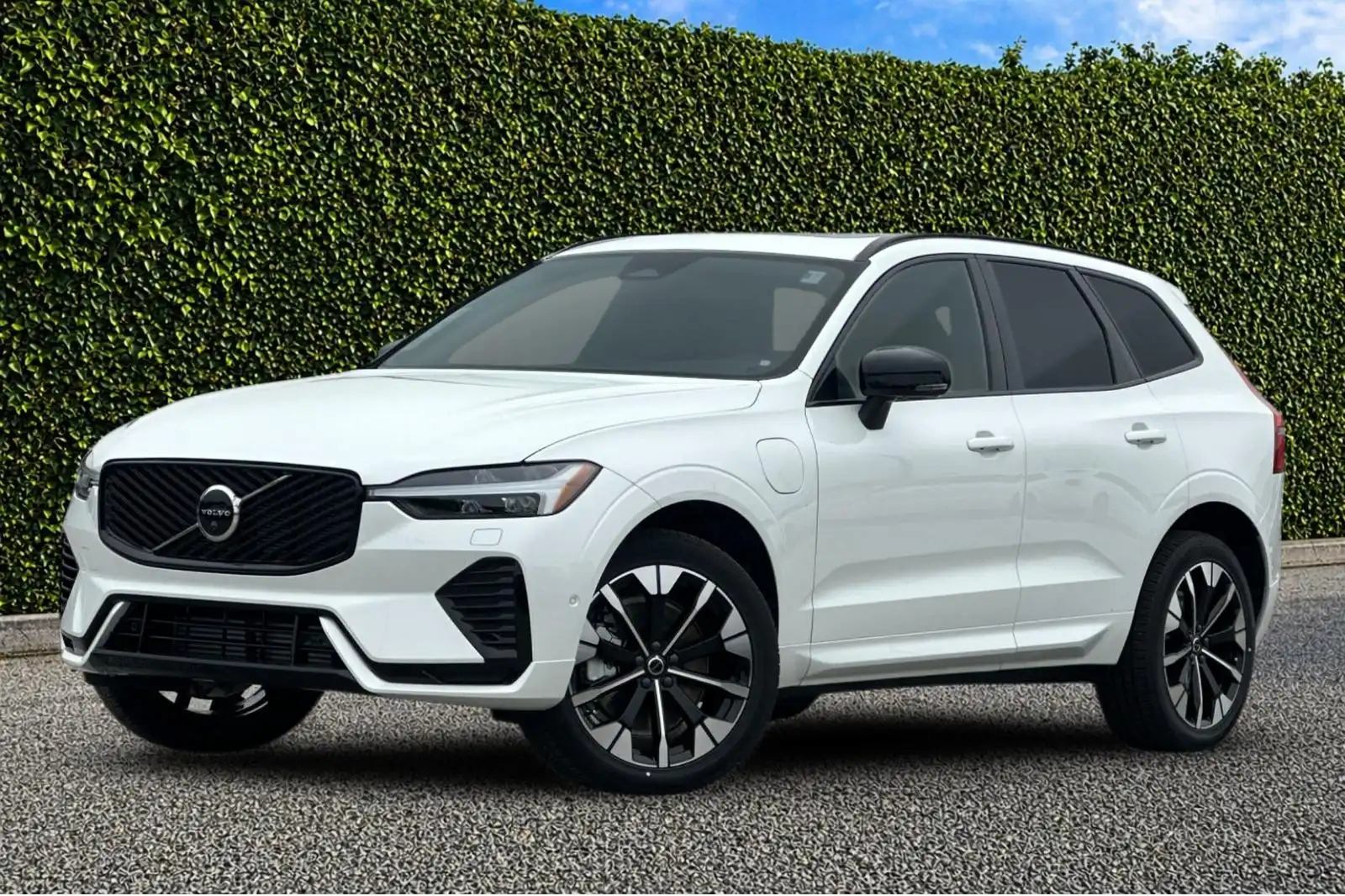 2026 Volvo XC60 T8 Plus Dark AWD's photo