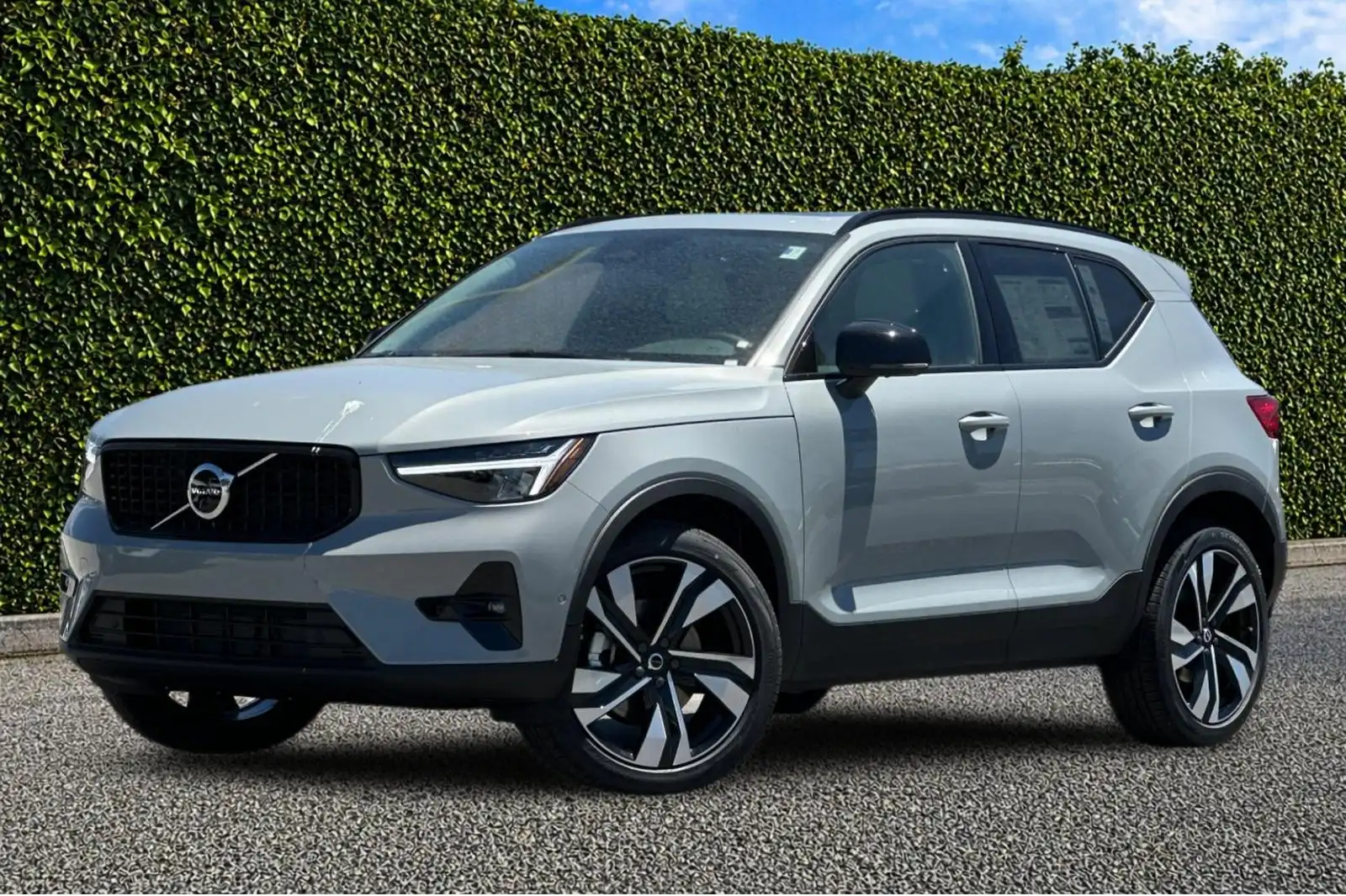 2026 Volvo XC40 B5 Plus Dark AWD's photo