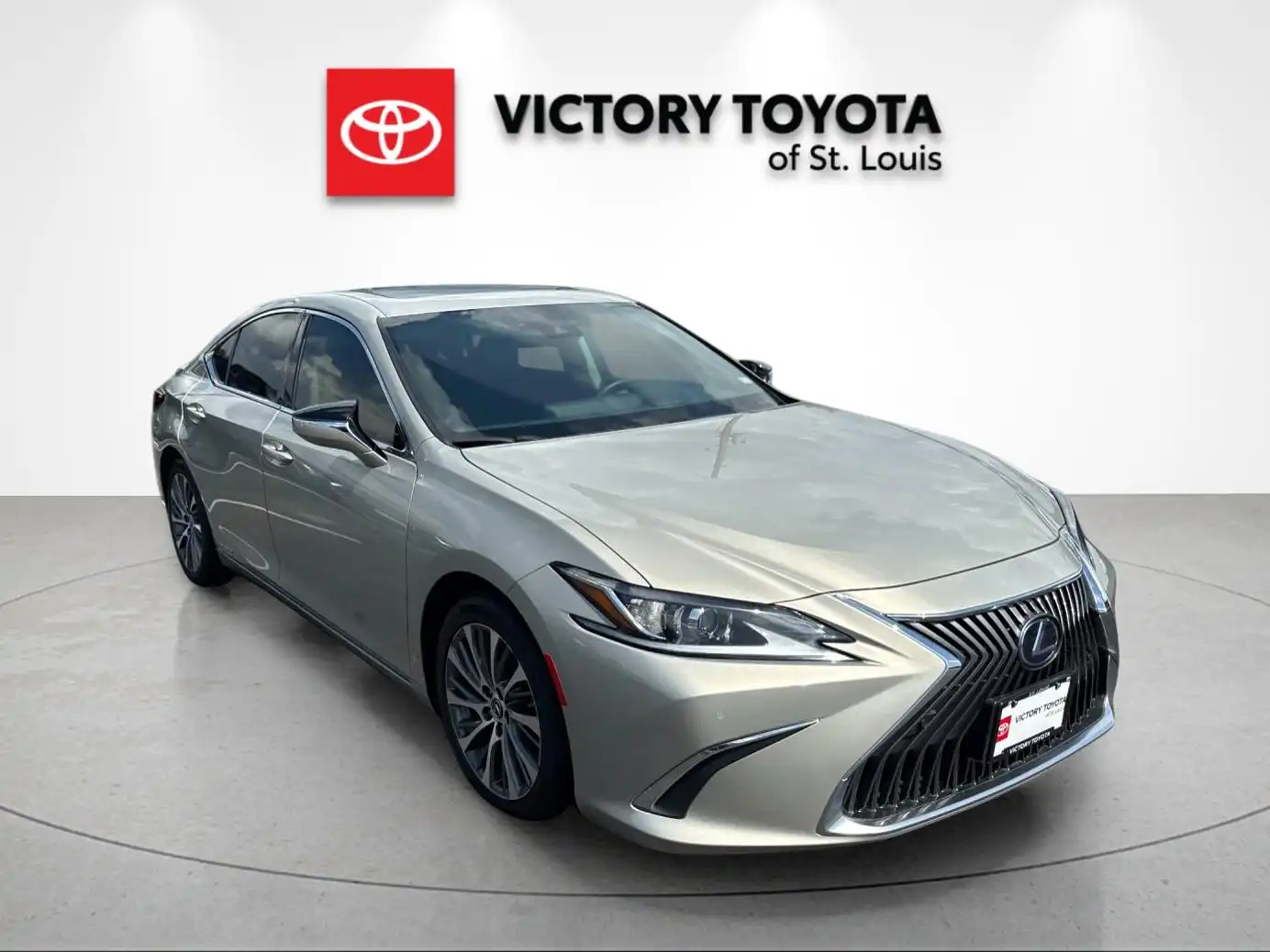 2021 Lexus ES 300h 300h's photo
