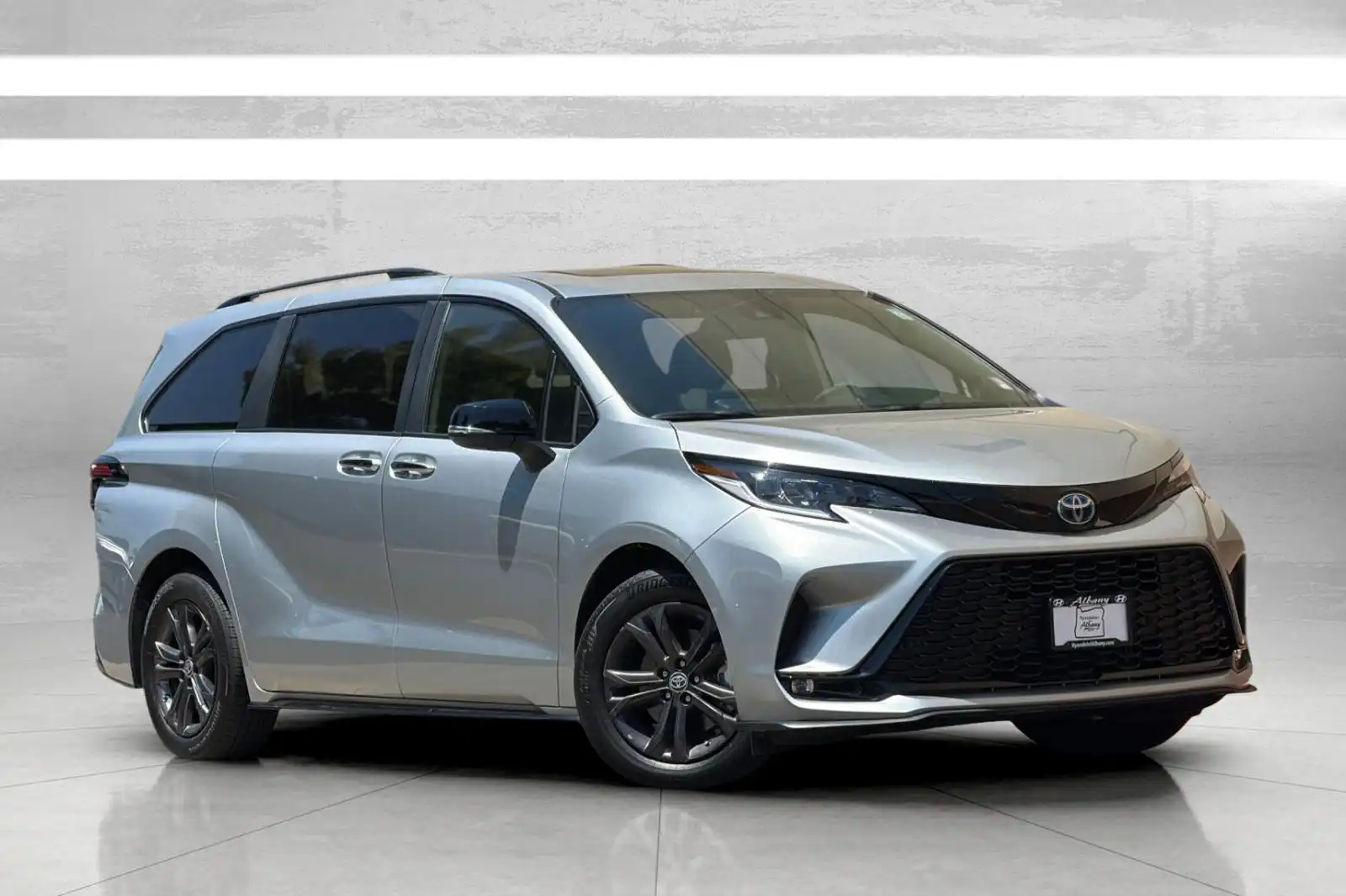 2025 Toyota Sienna XSE 7-Passenger Hybrid AWD's photo