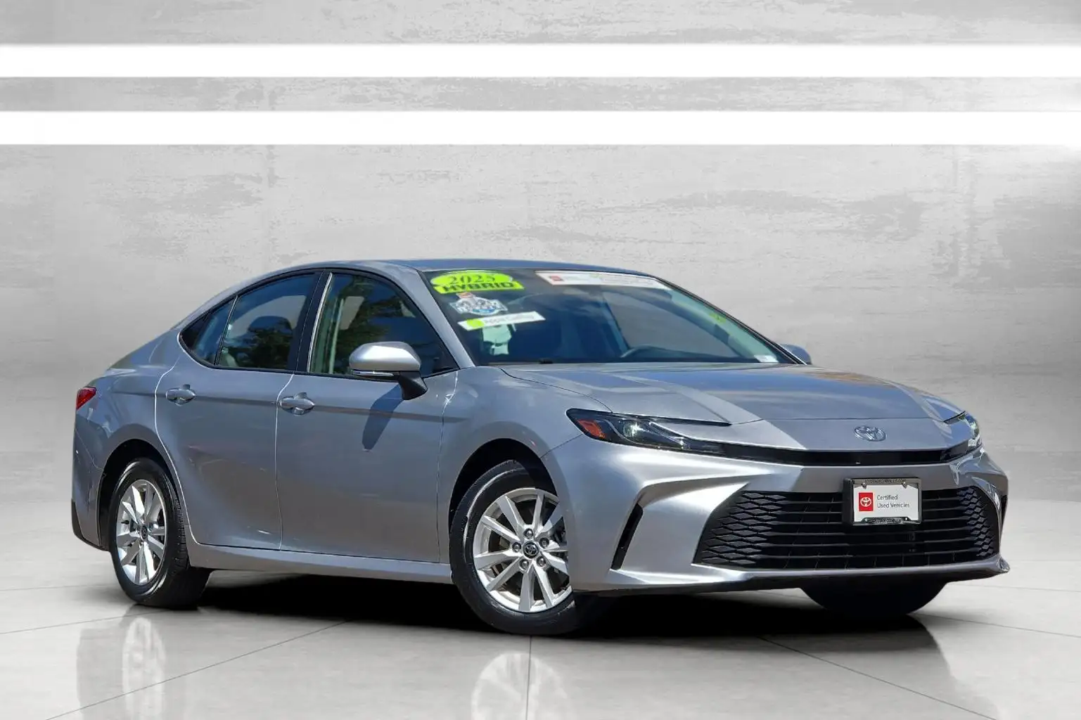 2025 Toyota Camry LE Hybrid's photo