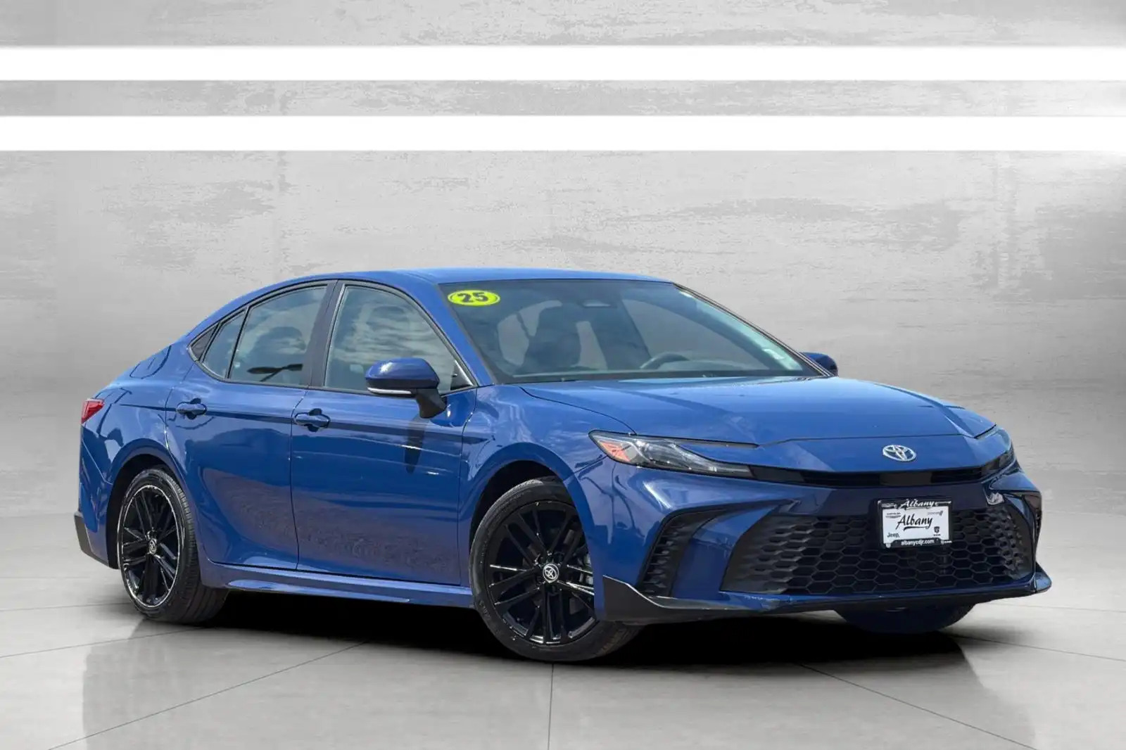 2025 Toyota Camry SE Hybrid's photo