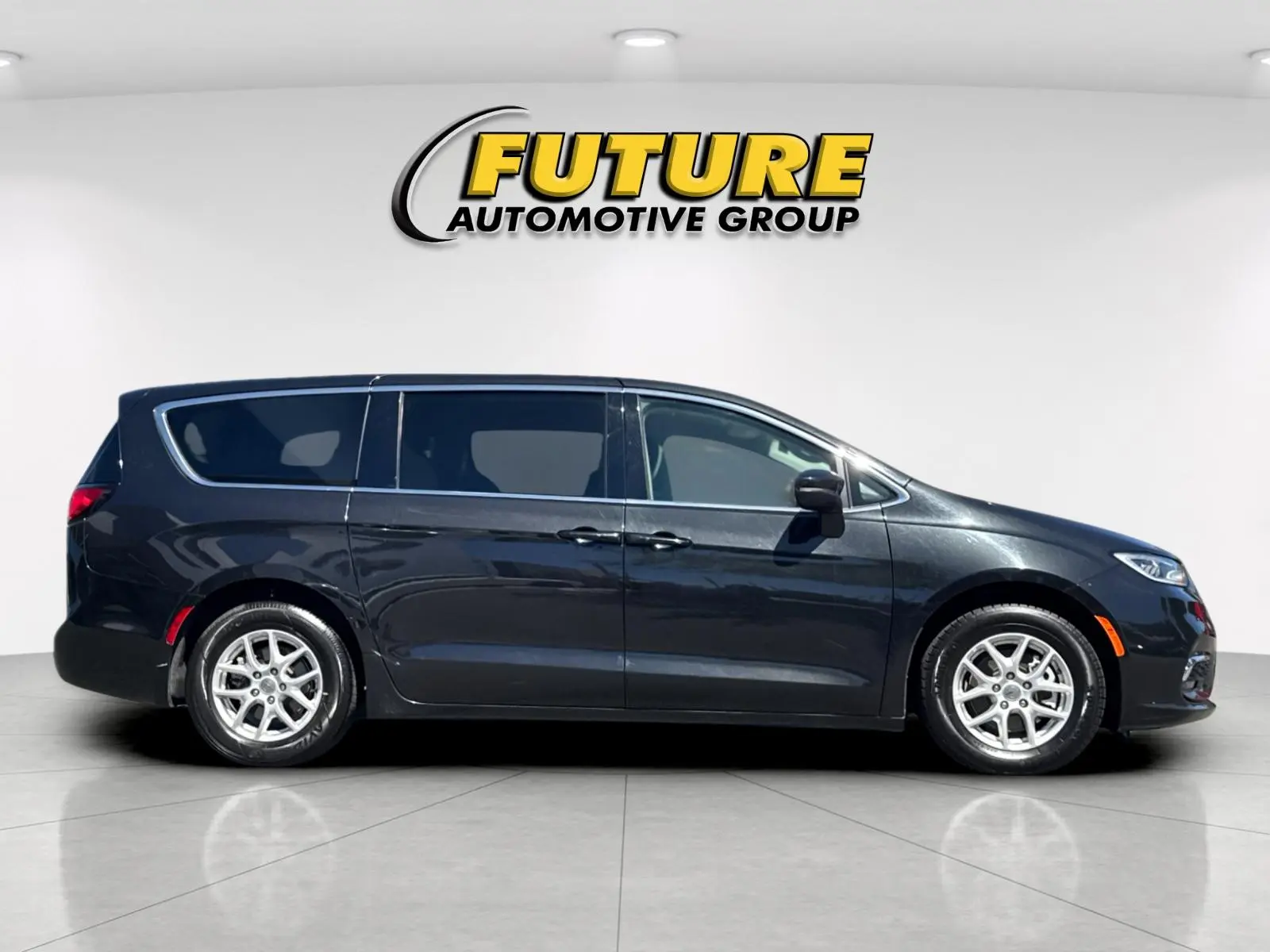 2023 Chrysler Pacifica Touring L photo 3