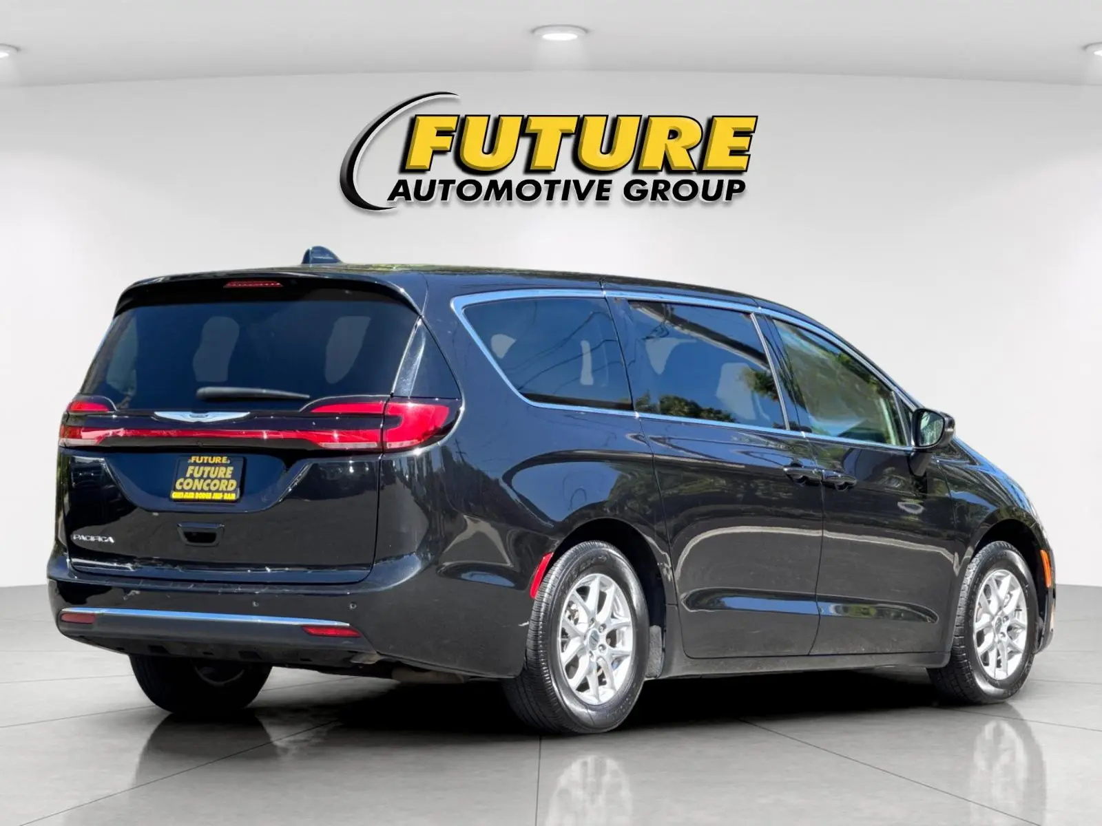 2023 Chrysler Pacifica Touring L photo 4