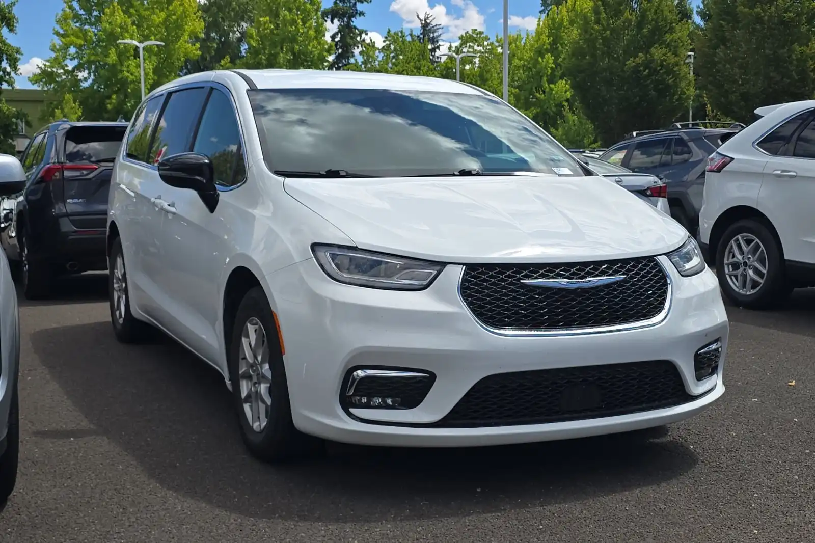 2025 Chrysler Pacifica Select's photo