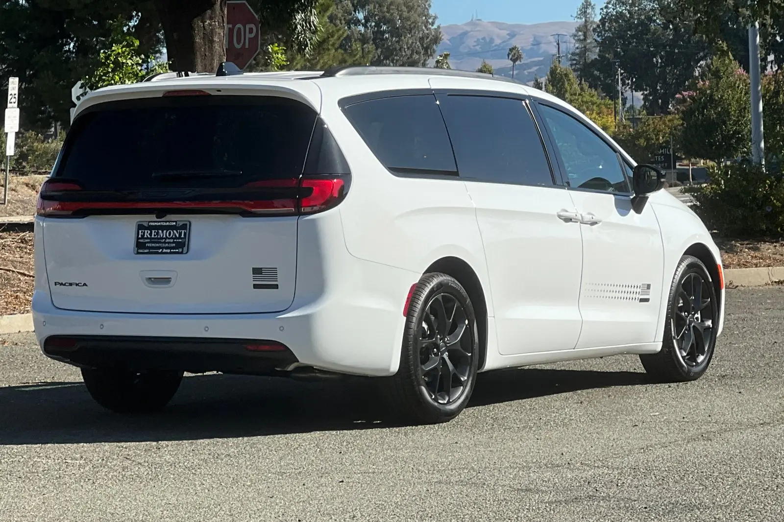 2027 Chrysler Pacifica Select photo 3