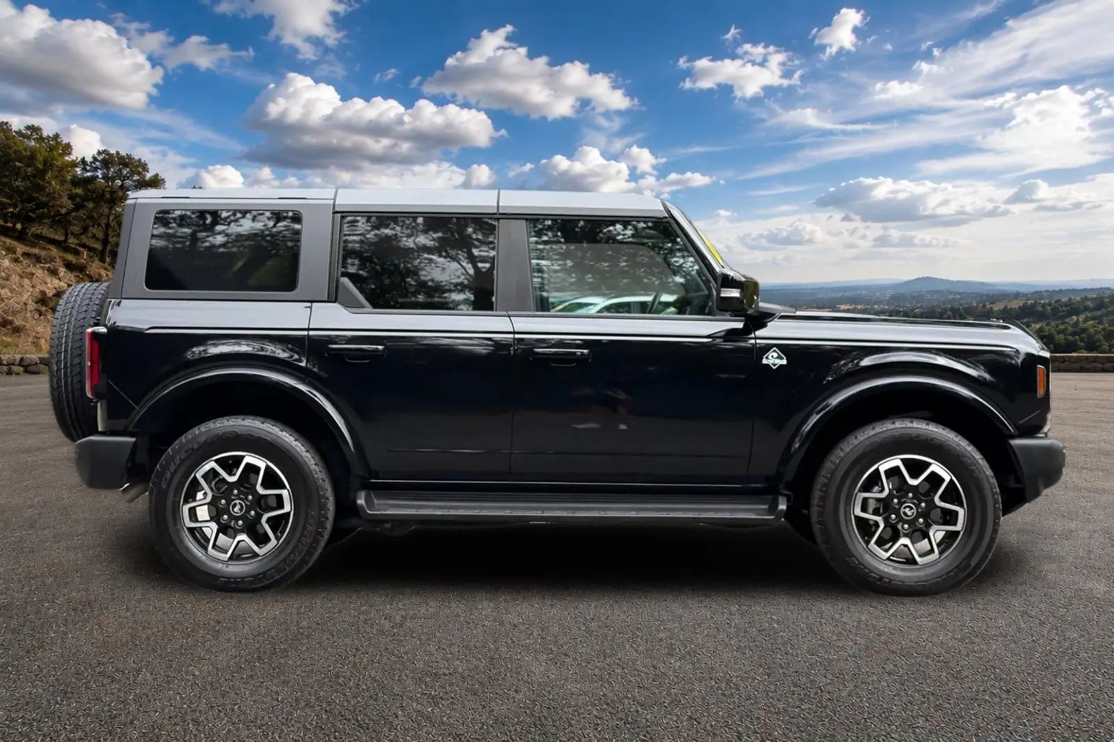 2025 Ford Bronco Outer Banks 4WD photo 3