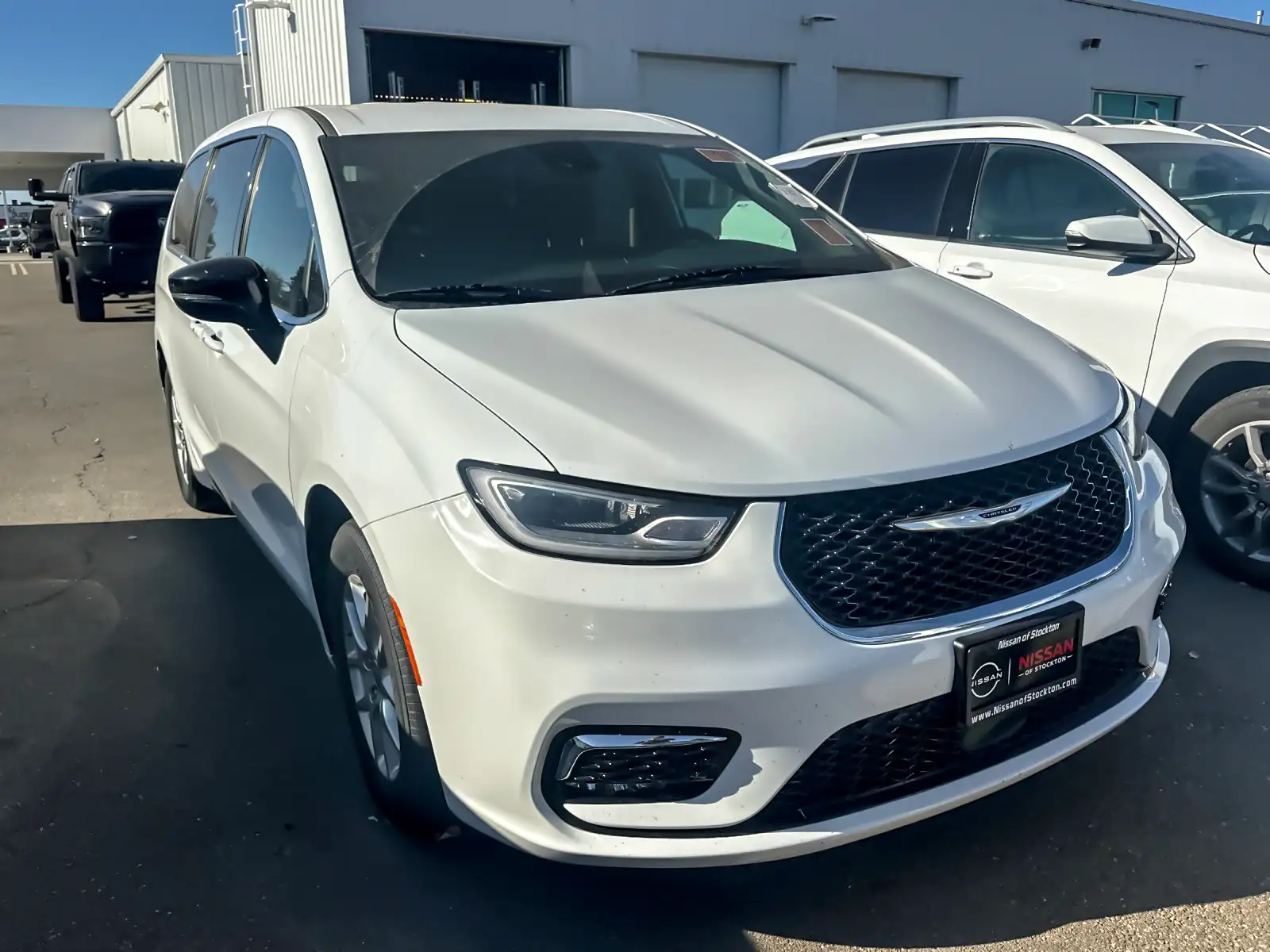 2025 Chrysler Pacifica Select's photo