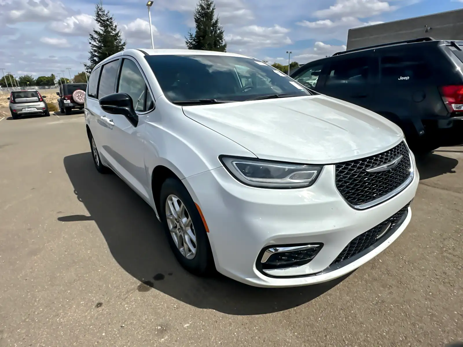 2025 Chrysler Pacifica Select's photo