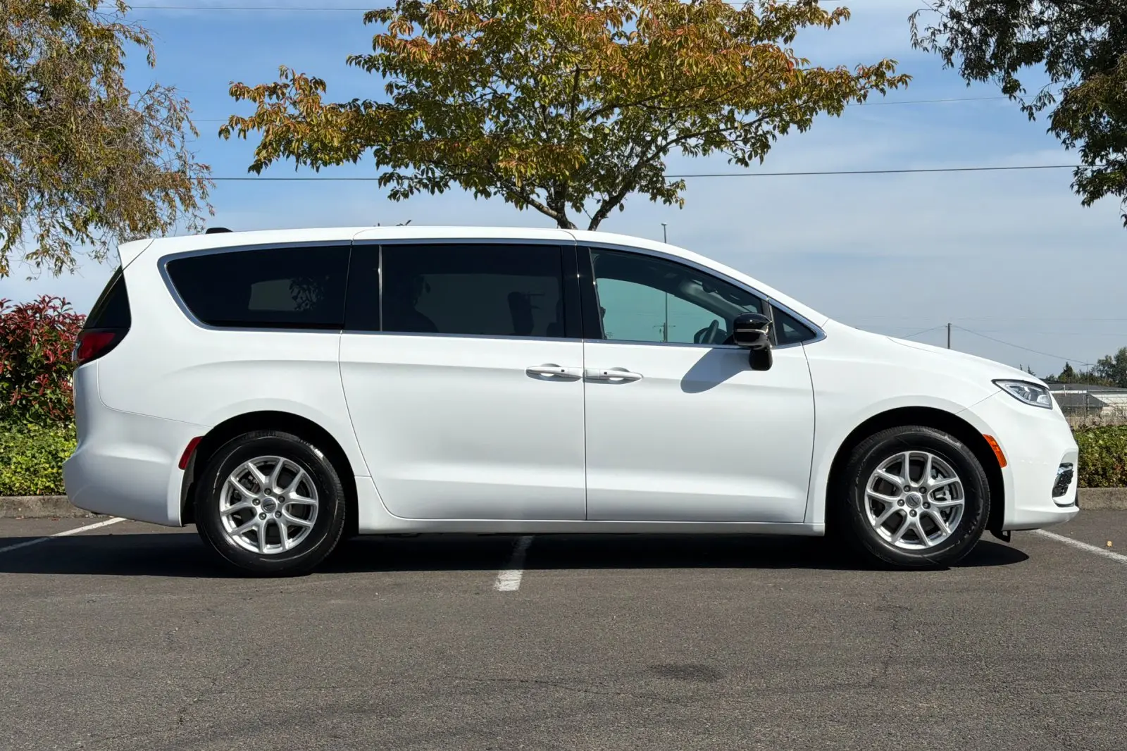 2025 Chrysler Pacifica Select photo 3