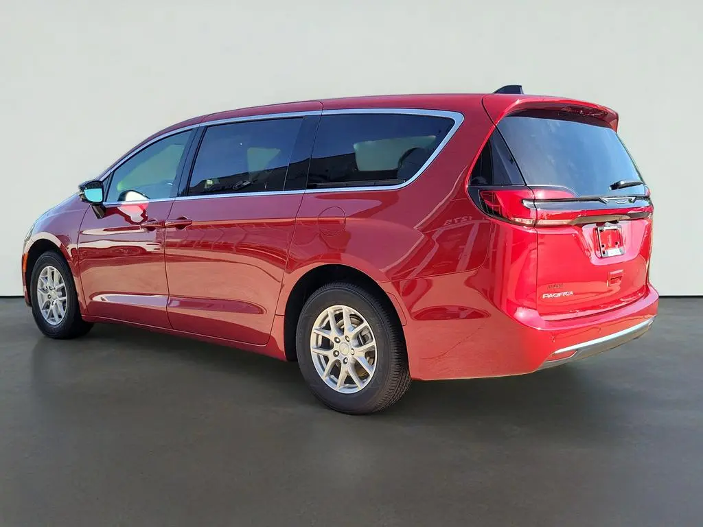 2027 Chrysler Pacifica Select photo 3